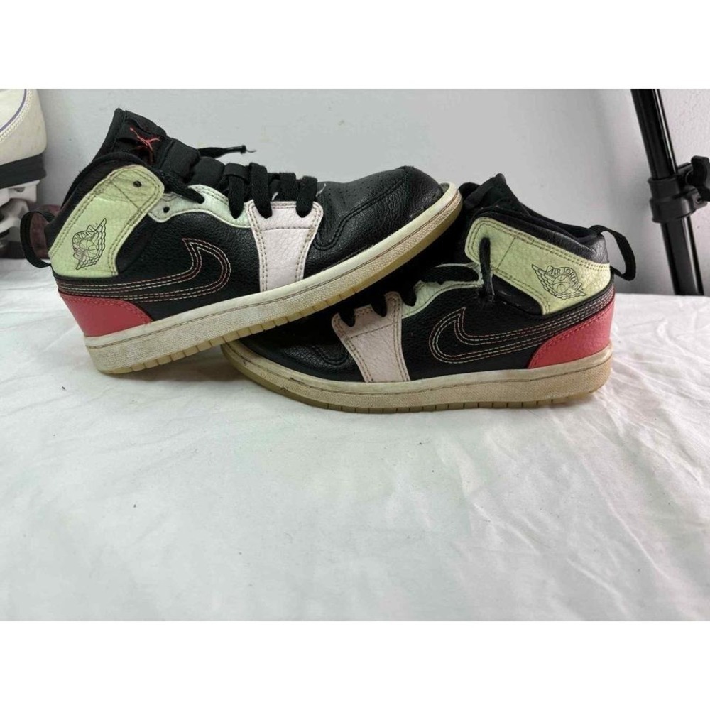 Nike Air Jordan 1 Kids Size 1.5 Mid SE Glow In The Dark Sneakers 2019
